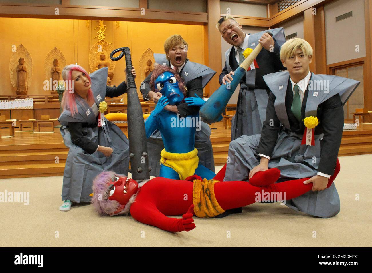 (L-R)lottatori professionisti giapponesi, campione del mondo di stordom, protagonista Giulia of World Wonder Ring, campione del peso pesante della tripla corona Keno Miyahara di tutti i giapponesi Pro Wrestling, Hiroyoshi Tenzan e campione del peso pesante GHC, Kaito Kiyomiya di Pro Wrestling Noah posa per fotografi dopo la cerimonia di lancio dei fagiolini a Ikegami, Tempio di Honmonji a Tokyo Giappone Venerdì, 3 febbraio 2023. Lottatore professionista della leggenda in Giappone, la tomba di Rikidozan in questo tempio. Ha fondato la promozione professionale di wrestling 'Japan Pro Wrestling Alliance (JWA)' per la prima su 1953 in Giappone. Foto di Keizo Foto Stock