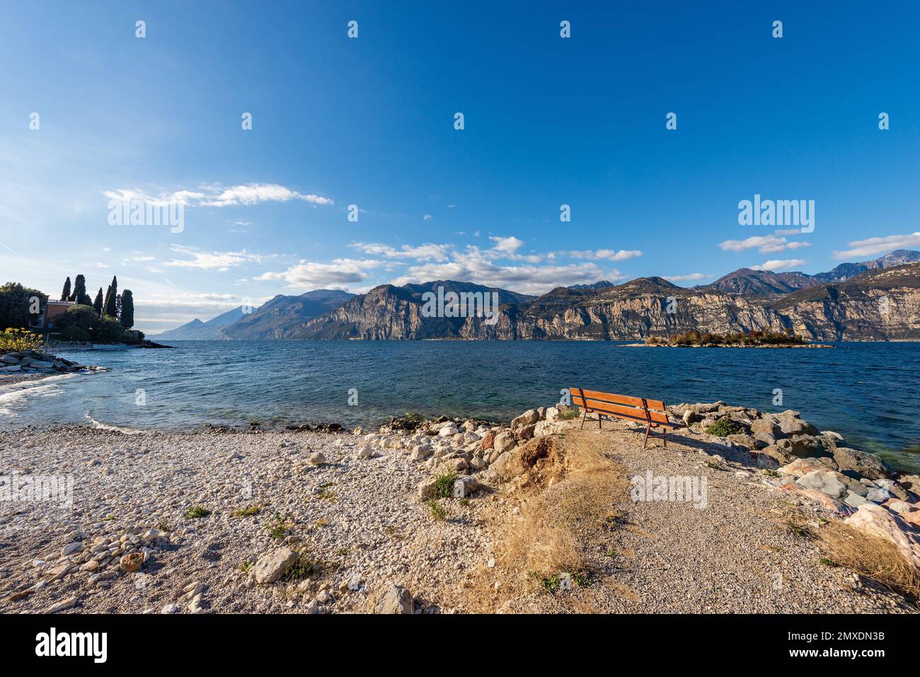 Spiaggia del Lago di Garda (Lago di Garda) e Alpi italiane, vista dal piccolo paese di Malcesine, provincia di Verona, Italia, Veneto, Europa meridionale. Foto Stock
