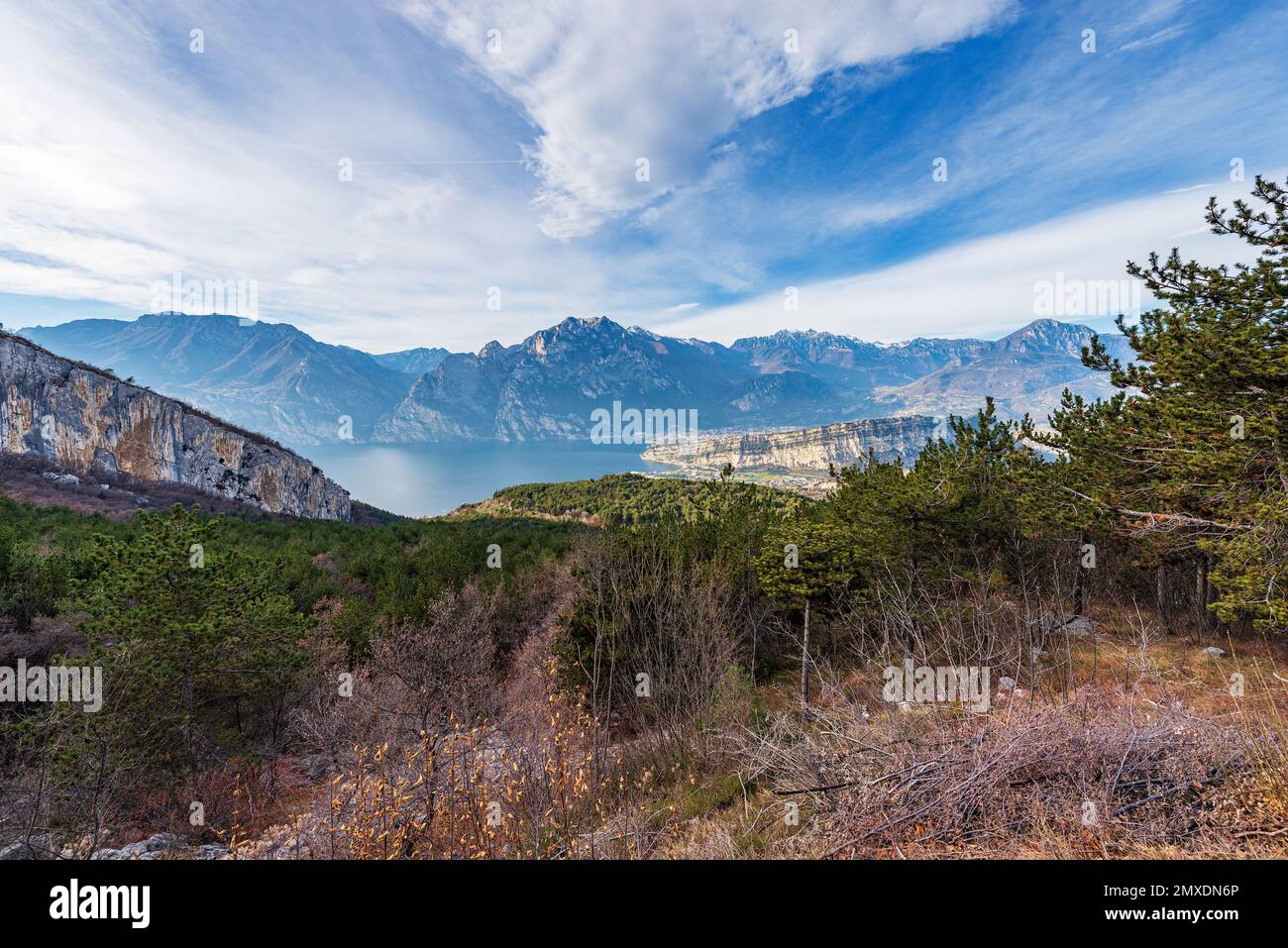 Il Lago di Garda con le Alpi, le Dolomiti e la valle del Sarca, vista dalla catena montuosa del Monte Baldo. Torbole e Riva del Garda, Trentino, Italia, Europa Foto Stock