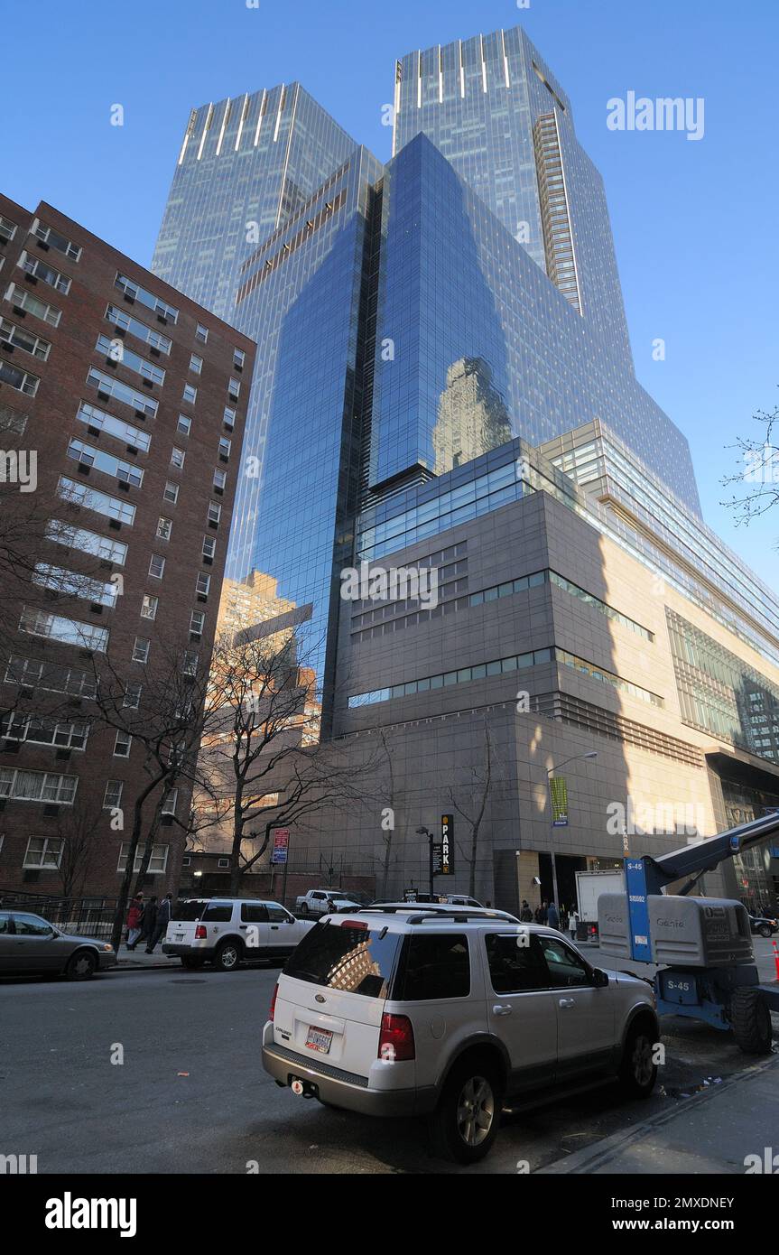 Time Warner Center, feat. Due moderni grattacieli con facciate in vetro e acciaio, si erge come un importante e lussuoso complesso ad uso misto al Columbus Circle Foto Stock