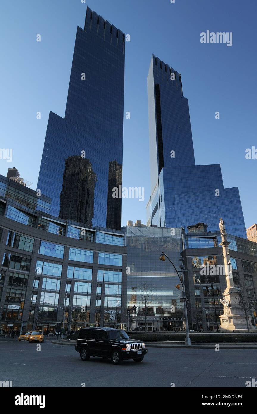 Time Warner Center, feat. Due moderni grattacieli con facciate in vetro e acciaio, si erge come un importante e lussuoso complesso ad uso misto al Columbus Circle Foto Stock