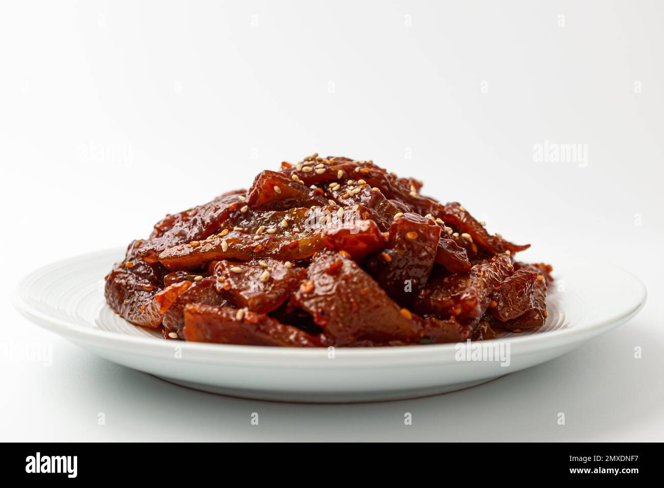 Cultura gastronomica coreana. Piatto speziato. piatto in pelle di maiale Foto Stock