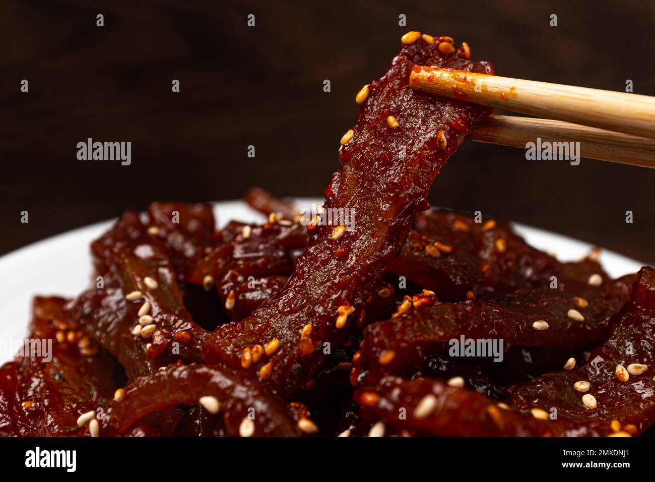Cultura gastronomica coreana. Piatto speziato. piatto in pelle di maiale Foto Stock