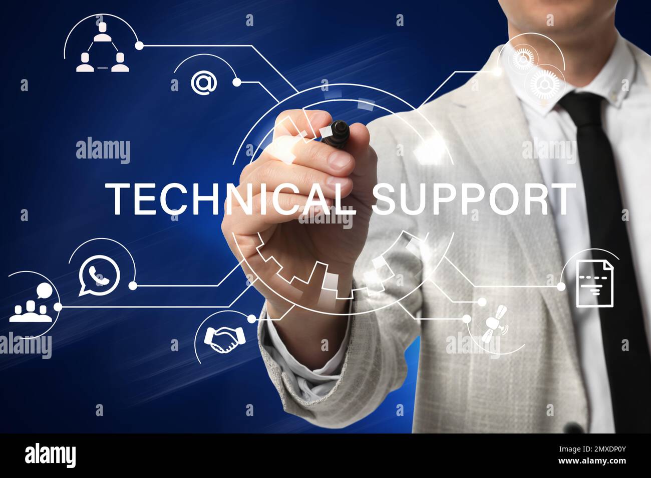 Uomo d'affari che usa lo schermo virtuale su sfondo blu, primo piano. Servizio di supporto tecnico Foto Stock