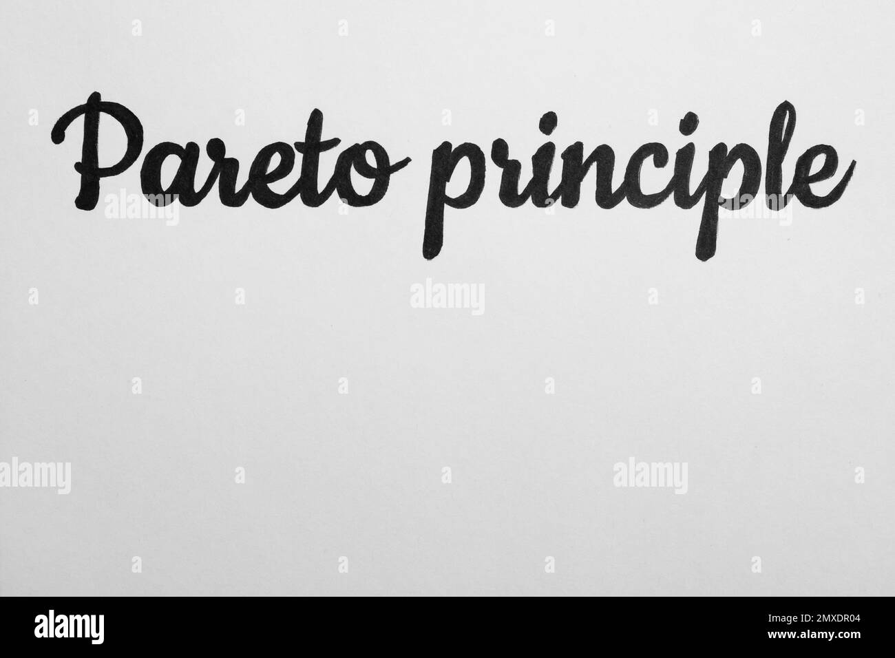 Parole PRINCIPIO DI PARETO su sfondo bianco, vista dall'alto. Spazio per il testo Foto Stock