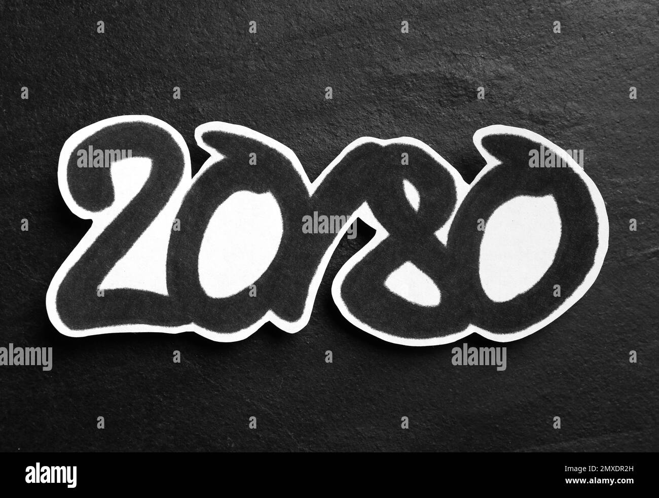 Numeri carta 20 e 80 su sfondo nero ardesia, vista dall'alto. Principio di Pareto Foto Stock