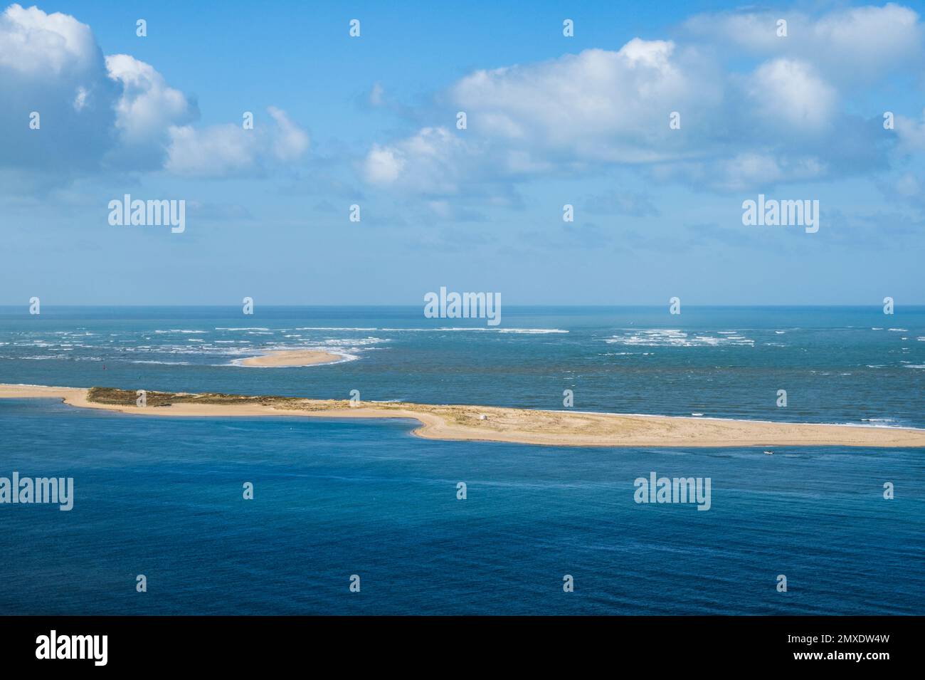 Vista del Banco d'Arguine dalla duna del Pilat sulla costa atlantica di Nouvelle-Aquitaine, Francia Foto Stock