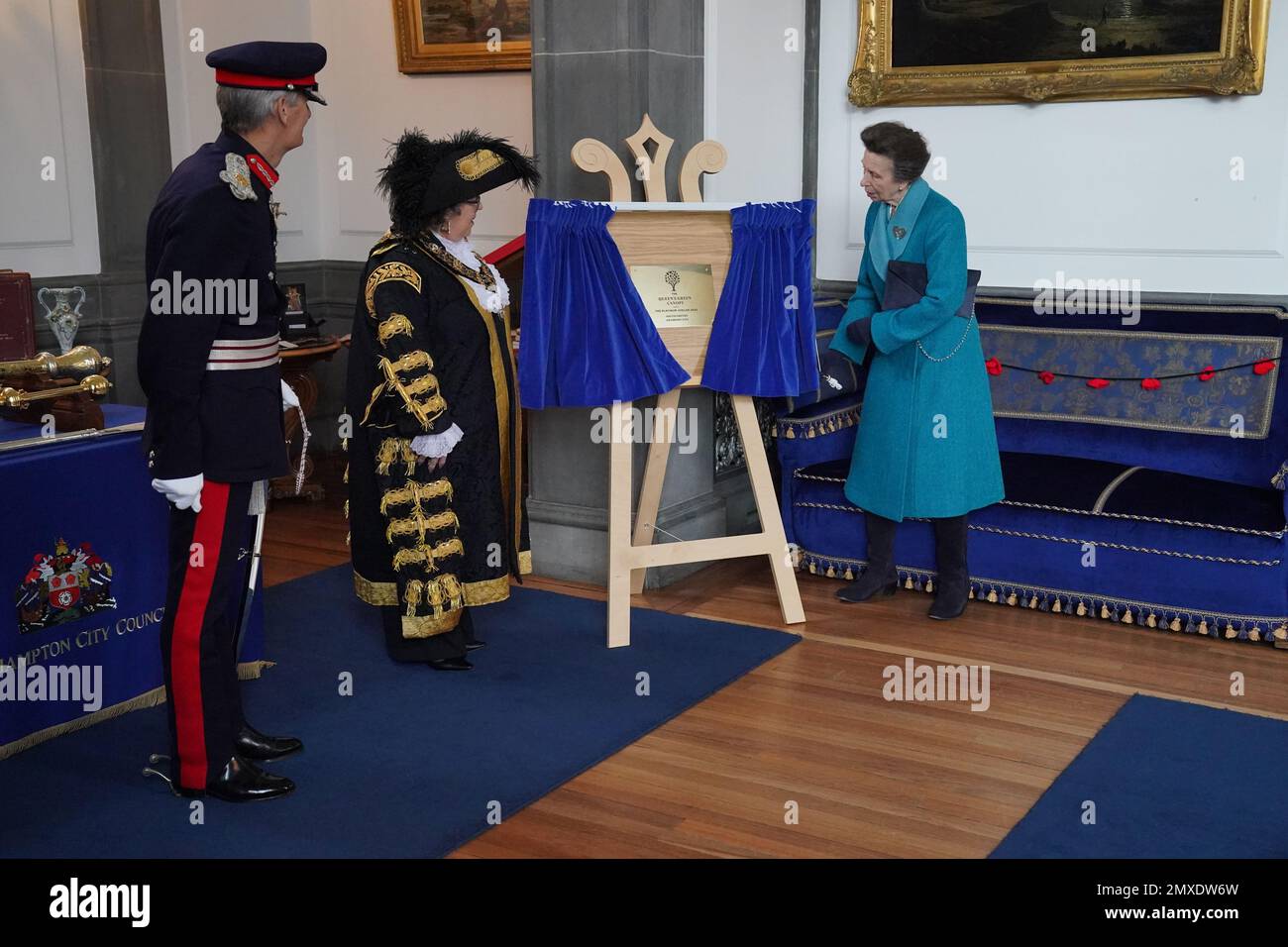 La principessa reale presenta il sindaco di Southampton, Jacqui Rayment, E il luogotenente del Signore dell'Hampshire, Nigel Atkinson, con una targa presso la Sala Civica, riconoscendo la gente di Southampton per la loro piantagione di alberi e la partecipazione alla Canopia Verde della Regina, parte del Giubileo di platino della Regina Elisabetta II nel 2022. Data immagine: Venerdì 3 febbraio 2023. Foto Stock