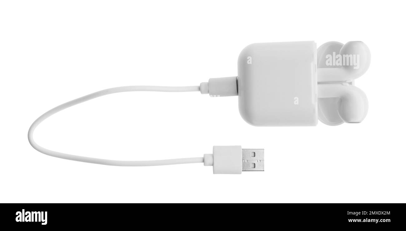 Cavo di ricarica USB e auricolari wireless su sfondo bianco. Tecnologia moderna Foto Stock