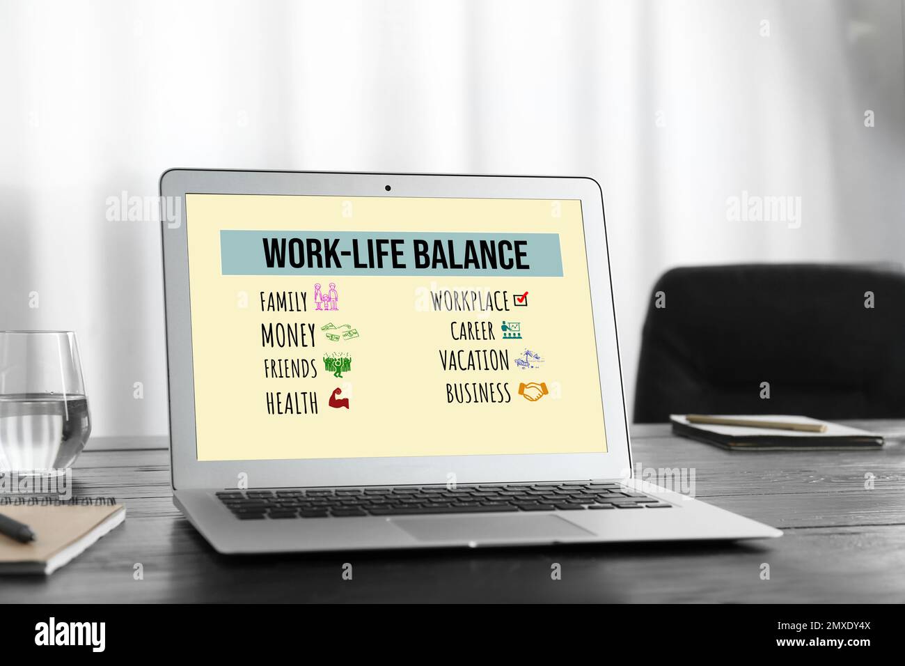 Concetto di equilibrio tra vita lavorativa e vita privata. Moderno computer portatile su tavolo in legno in ufficio Foto Stock