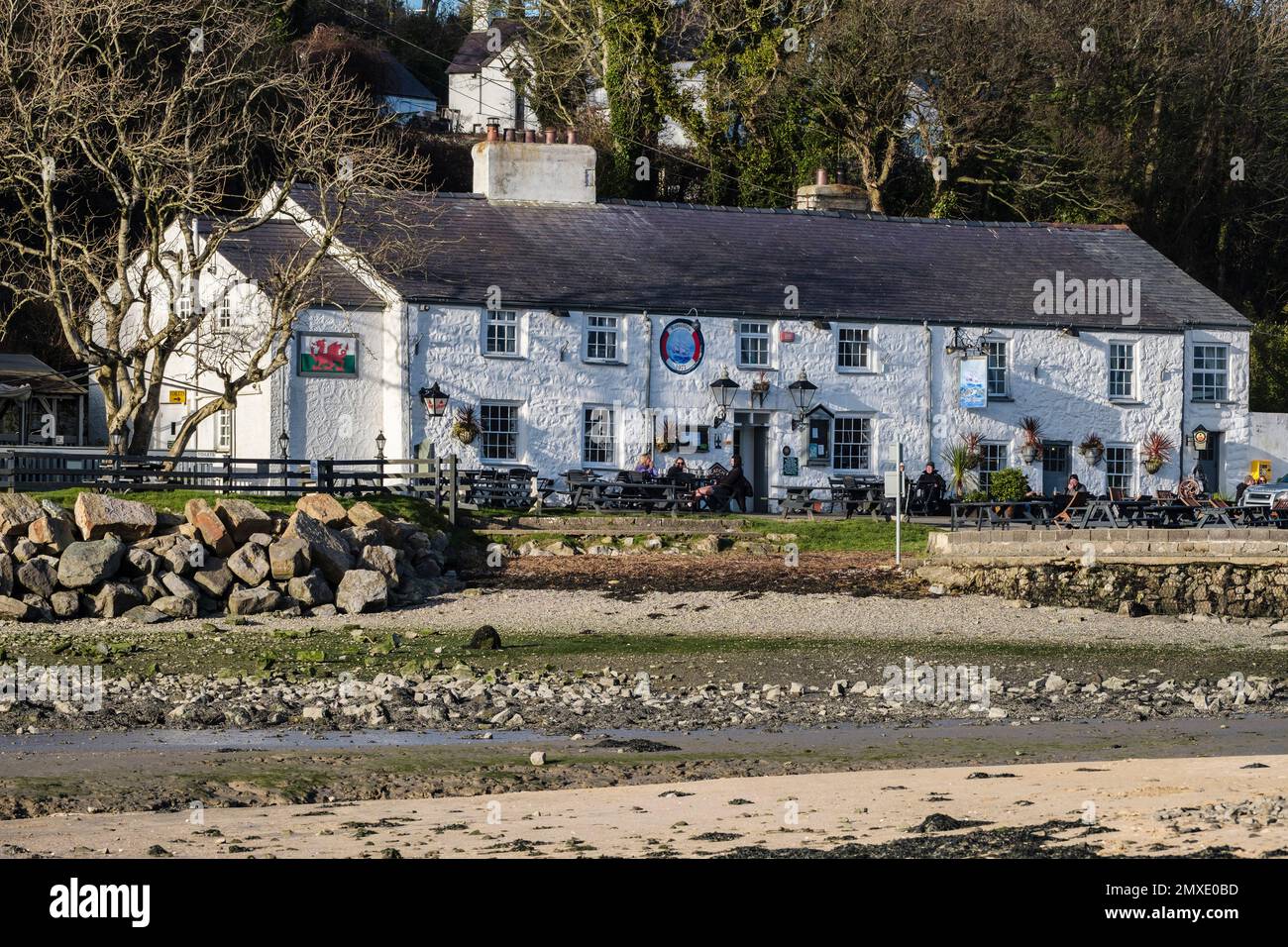 The Ship Inn è un pub del 18th ° secolo sul lungomare di Red Wharf Bay (Traeth Coch), Isola di Anglesey (Ynys Mon), Galles, Regno Unito, Gran Bretagna Foto Stock