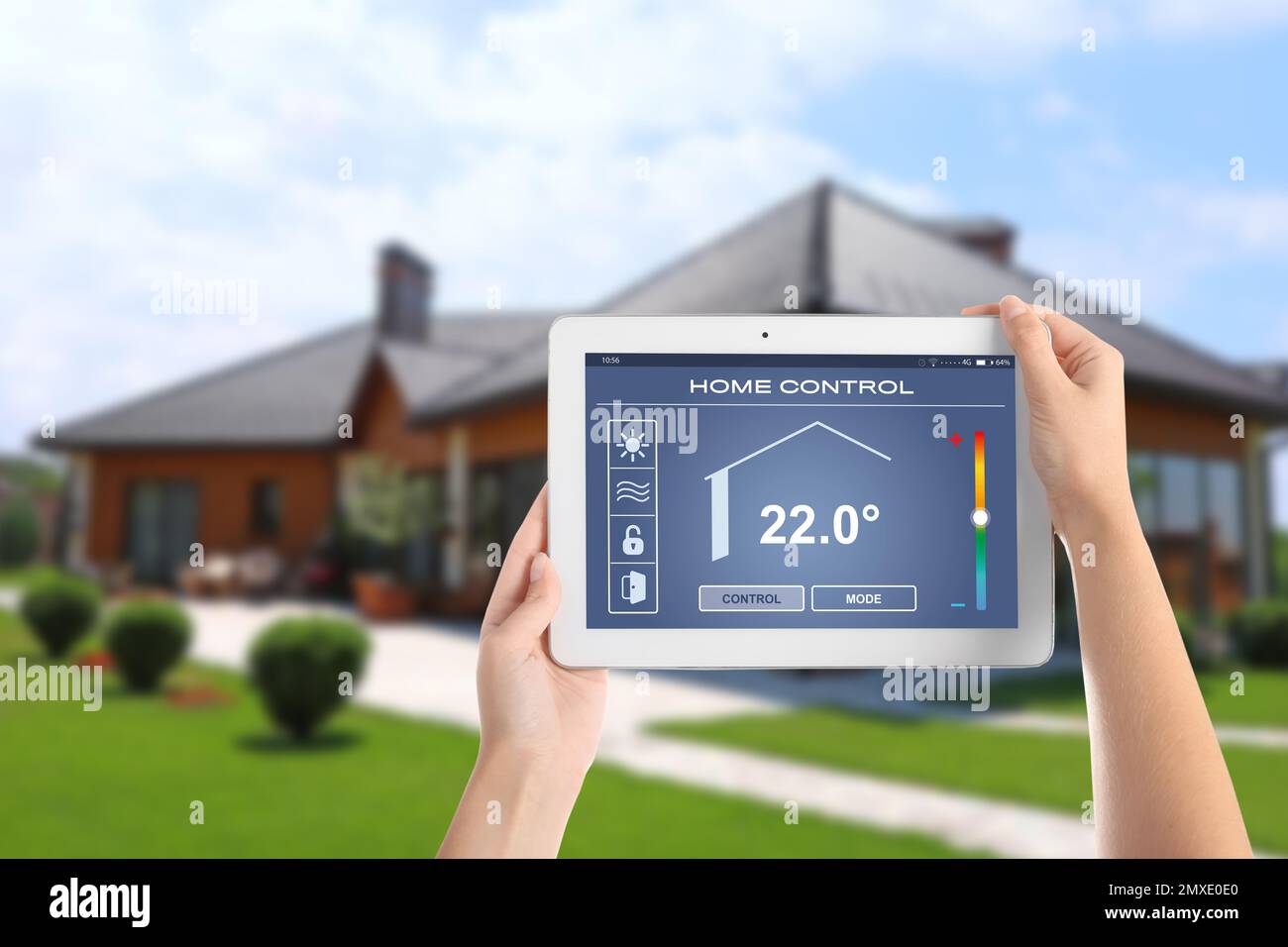 Sistema di controllo domestico ad efficienza energetica. Donna che usa il tablet per impostare la temperatura interna, primo piano Foto Stock