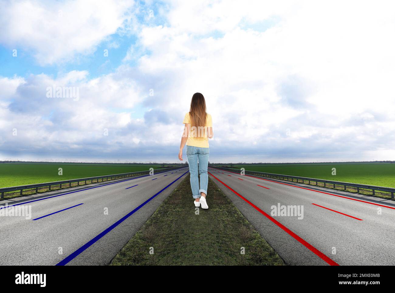 Donna che cammina all'aperto. Concetto di scelta tra modi diversi Foto Stock