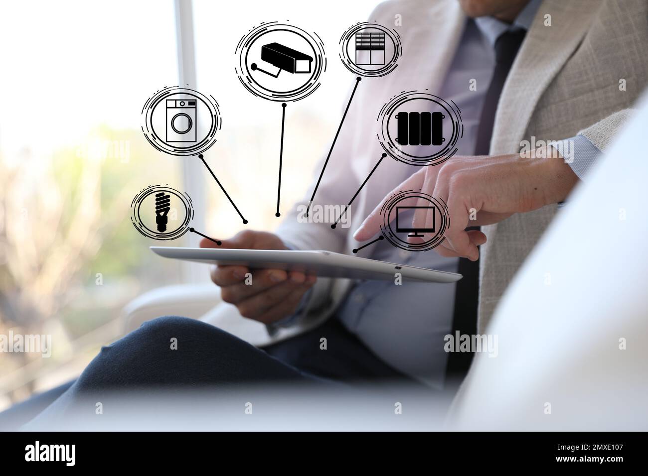 Uomo che utilizza un tablet per controllare la casa intelligente, primo piano. Sistemi automatici Foto Stock