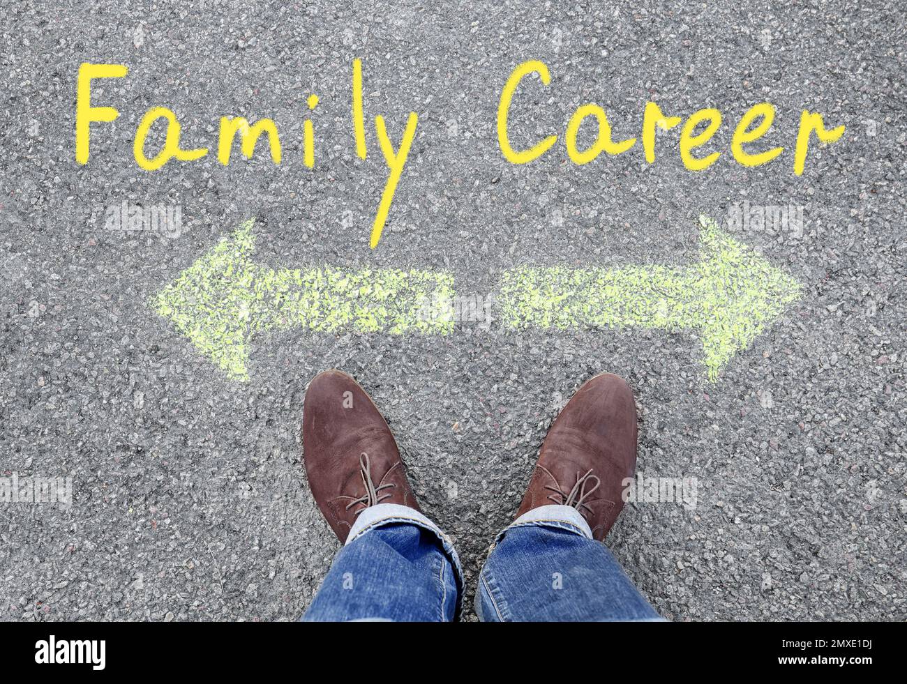 Scelta di vita. Uomo sulla strada vicino alle frecce con indicazioni per la famiglia e la carriera, vista dall'alto Foto Stock