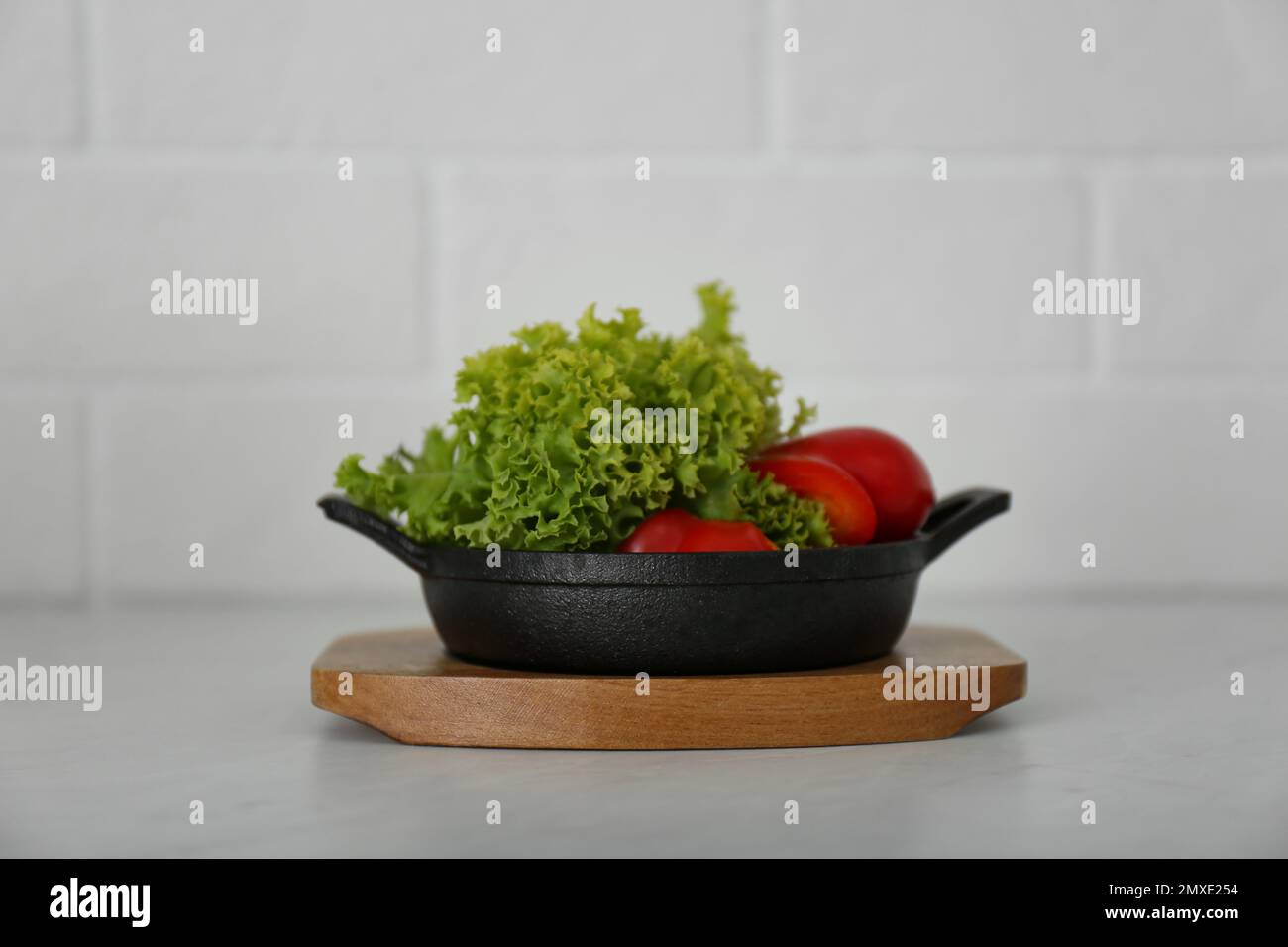 Padella porzionata con prodotti sul tavolo Foto Stock