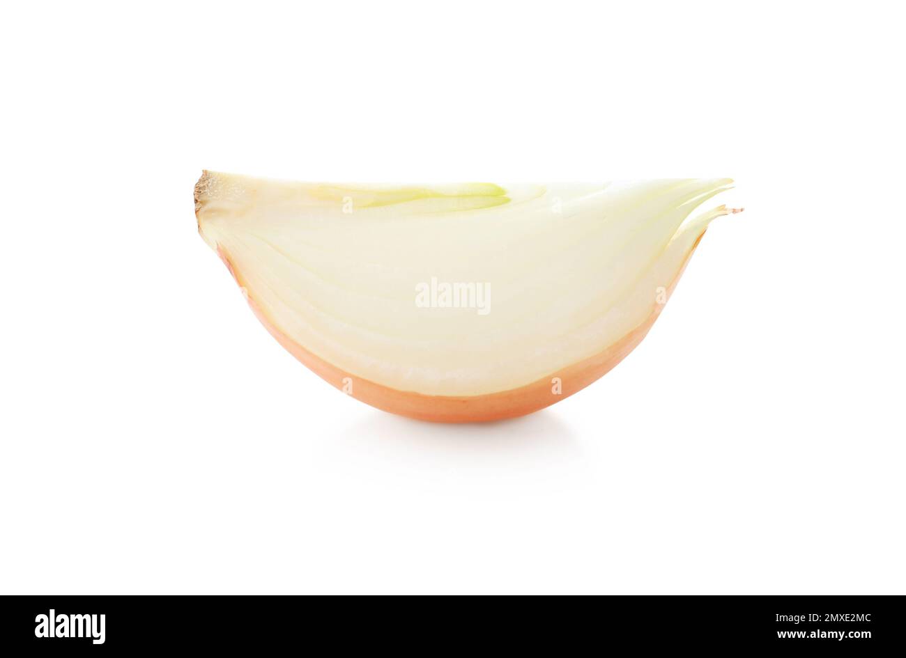 Pezzo di cipolla fresca isolato su bianco Foto Stock