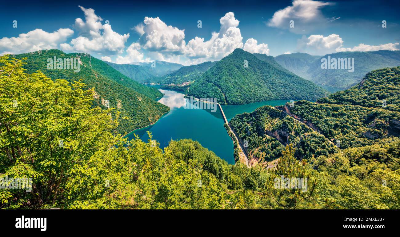 Fotografia aerea di paesaggi. Soleggiata vista estiva sul lago Pivsko. Emozionante scena mattutina del canyon del fiume Piva, Pluzine città posizione, Montenegro, EUR Foto Stock