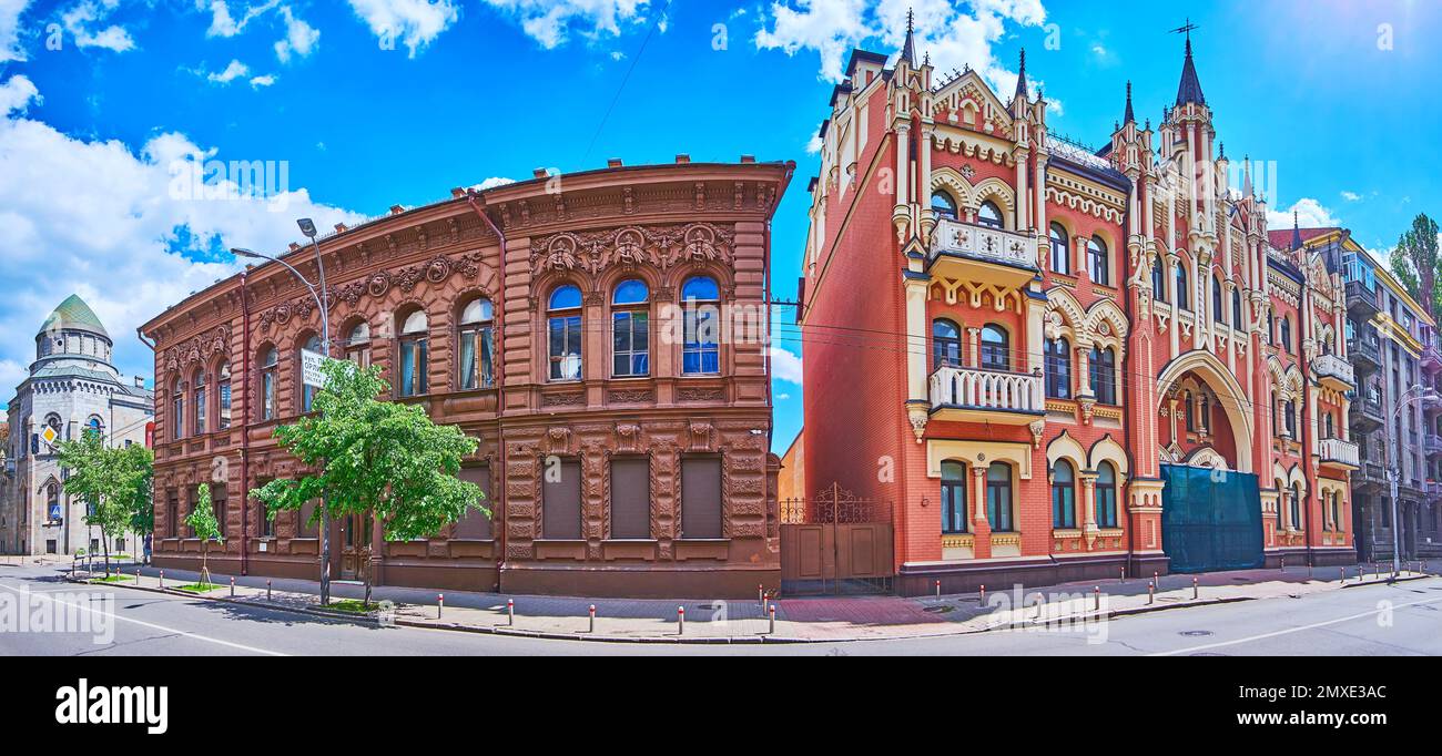 Panorama delle residenze storiche su Via Schovkovychna - Casa araba, Casa del cioccolato e Casa del pan di zenzero (Castello Rosa, Ikskul-Hildebrand Mansion), Foto Stock
