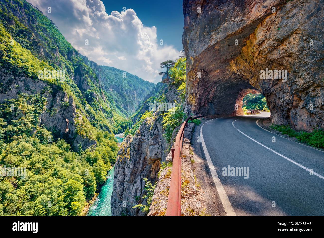Splendida vista del tunnel fino al passo del fiume Piva. Spettacolare scena estiva del Montenegro, Europa. Bellissimo mondo dei paesi mediterranei. Conc. Viaggio Foto Stock