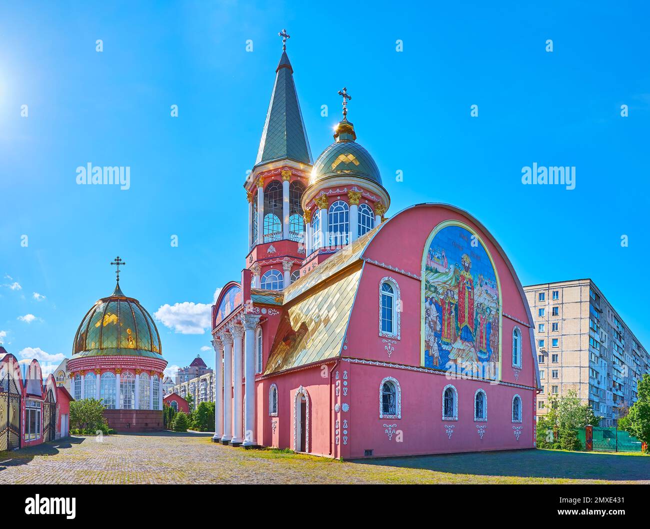 Panorama della Cattedrale di Santa protezione, decorata con mosaico di San Volodymyr, batizing persone nelle acque del fiume Dnieper, Obolon, Kyiv, Ucraina Foto Stock