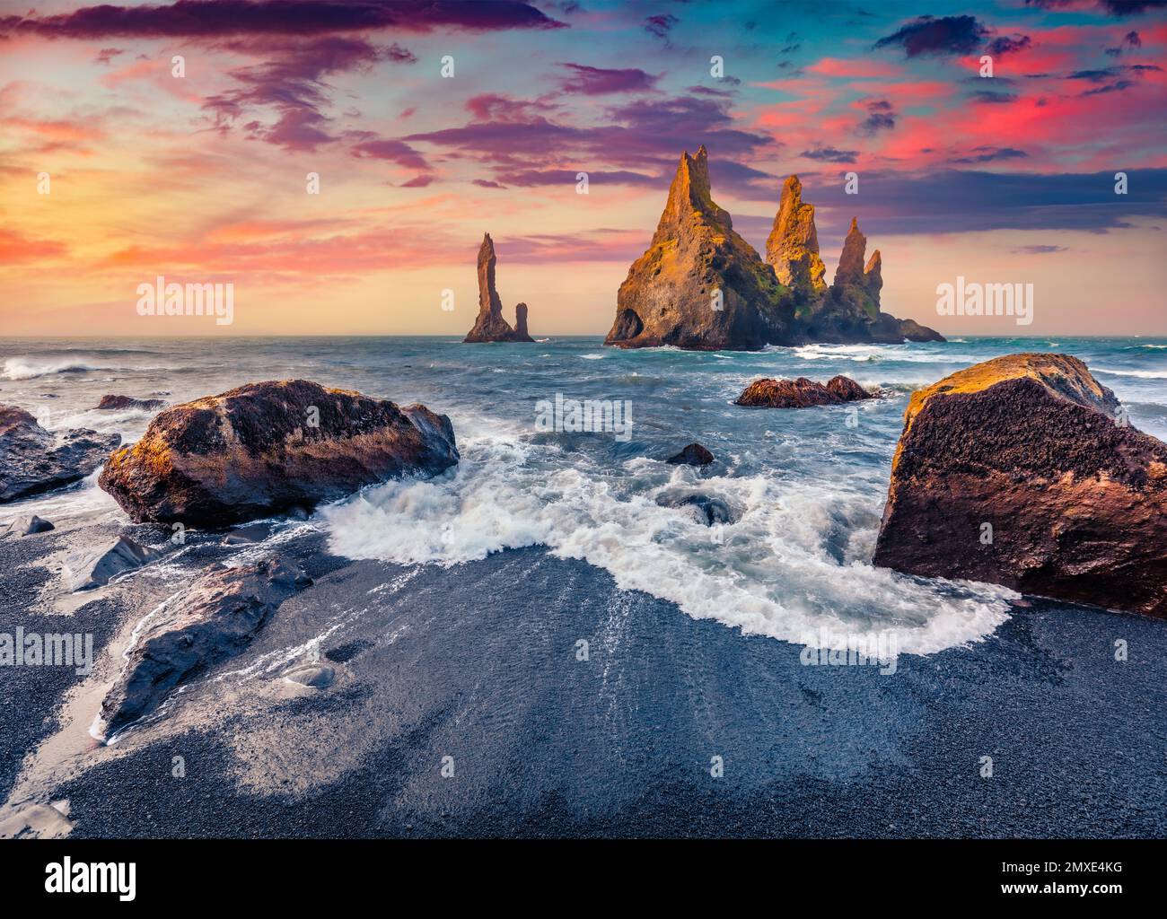 Bellissimo paesaggio nordico. Affascinante mare mattutino dell'oceano Atlantico. Splendida alba estiva sulle scogliere di Reynisdrangar. Colorata scena estiva di IC Foto Stock