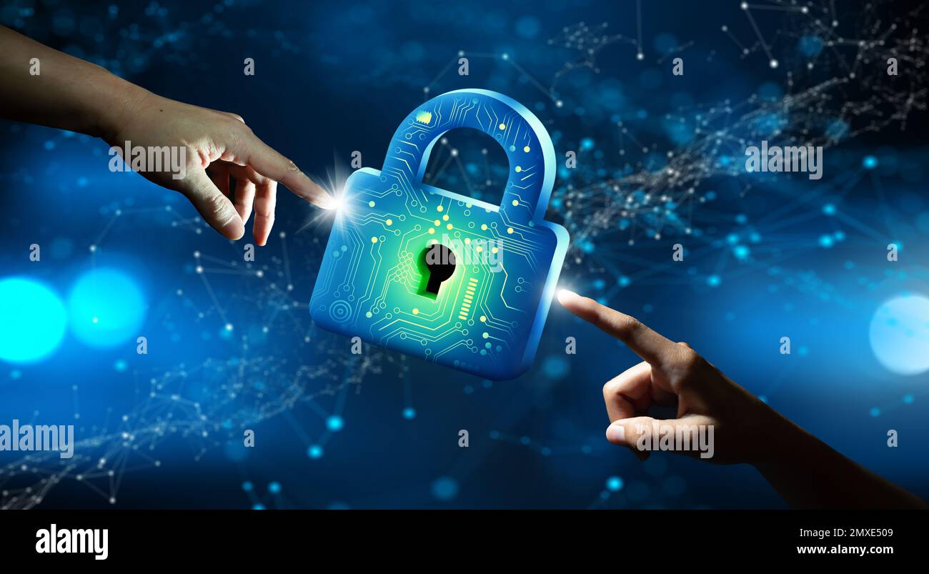 Un uomo d'affari punta Keyhole nella sicurezza dei dati. Privacy dei dati e delle informazioni informatiche. Sicurezza tecnologica futura, protezione della rete. Foto Stock