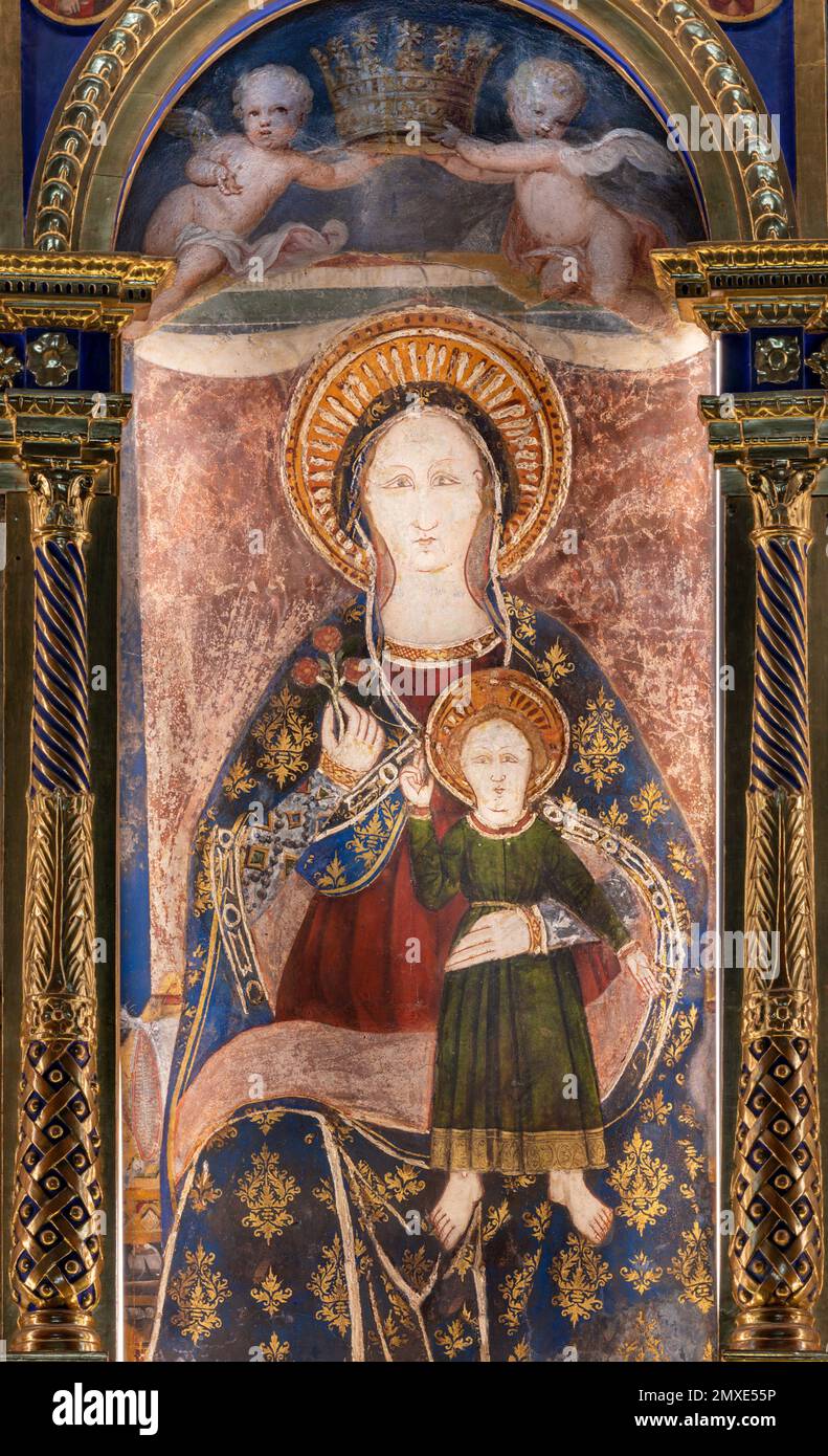BOLETO, ITALIA - 19 LUGLIO 2022: Affresco medievale della Madonna nella chiesa Santuario della Madonna del Sasso (1372). Foto Stock