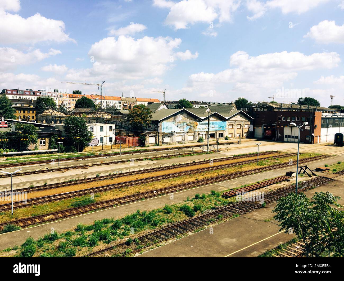 Uno scatto ad angolo alto di una ferrovia nella stazione ferroviaria di Berlino, Germania. Foto Stock