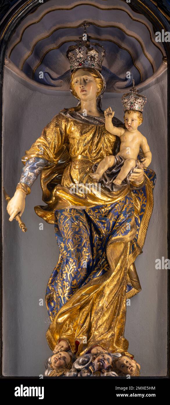 BOLETO, ITALIA - 19 LUGLIO 2022: La statua barocca della Madonna, scolpita nel poychrome, nella chiesa Santuario della Madonna del Sasso. Foto Stock