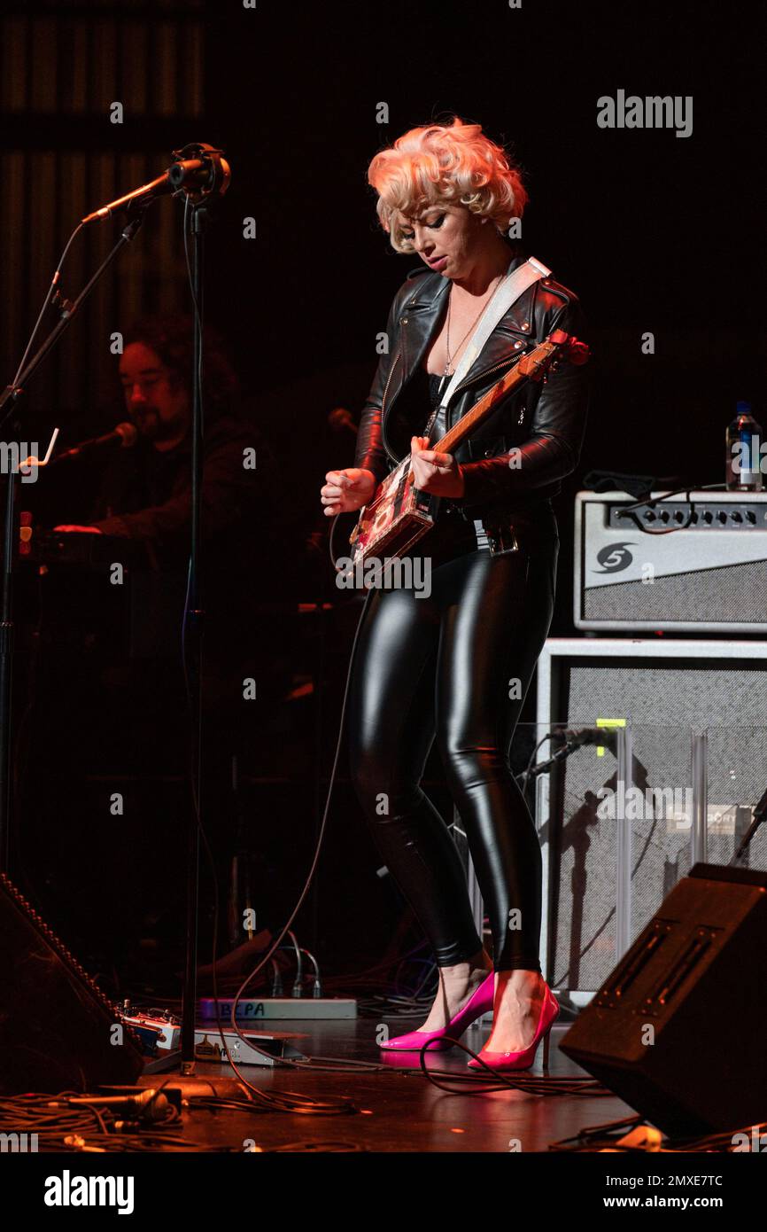 Fort Lauderdale, Florida, Stati Uniti. 02nd Feb, 2023. Samantha Fish si esibisce durante i guai è… Tour del 25th° anniversario al Broward Center for the Performing Arts il 2 febbraio 2023 a Fort Lauderdale, Florida. Credit: Mpi140/Media Punch/Alamy Live News Foto Stock