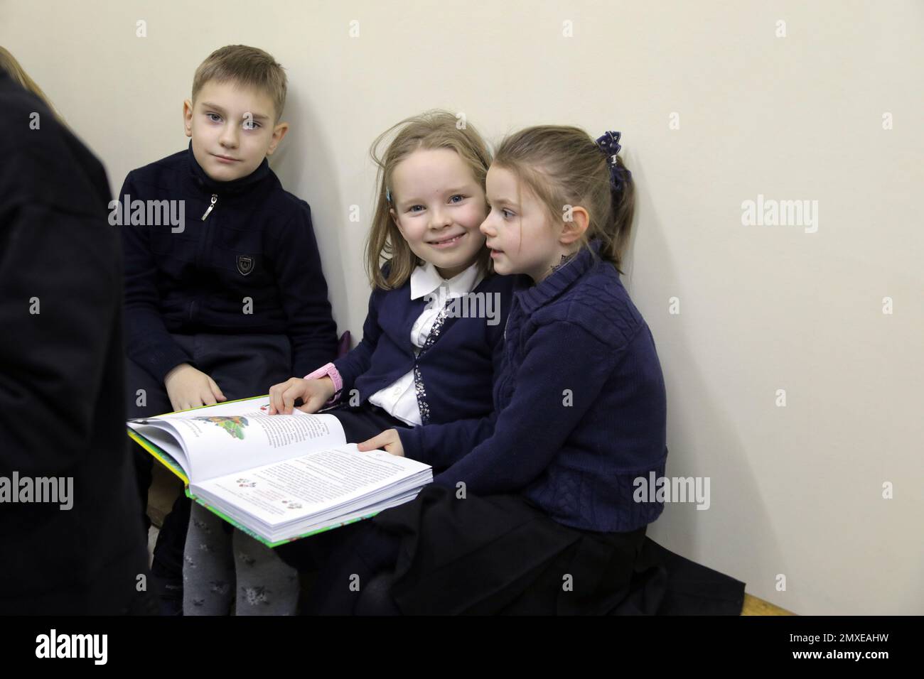 ODESA, UCRAINA - 2 FEBBRAIO 2023 - gli studenti continuano le loro classi nel rifugio bomba scuola durante un allarme RAID aereo, Odesa, Ucraina meridionale. Foto Stock