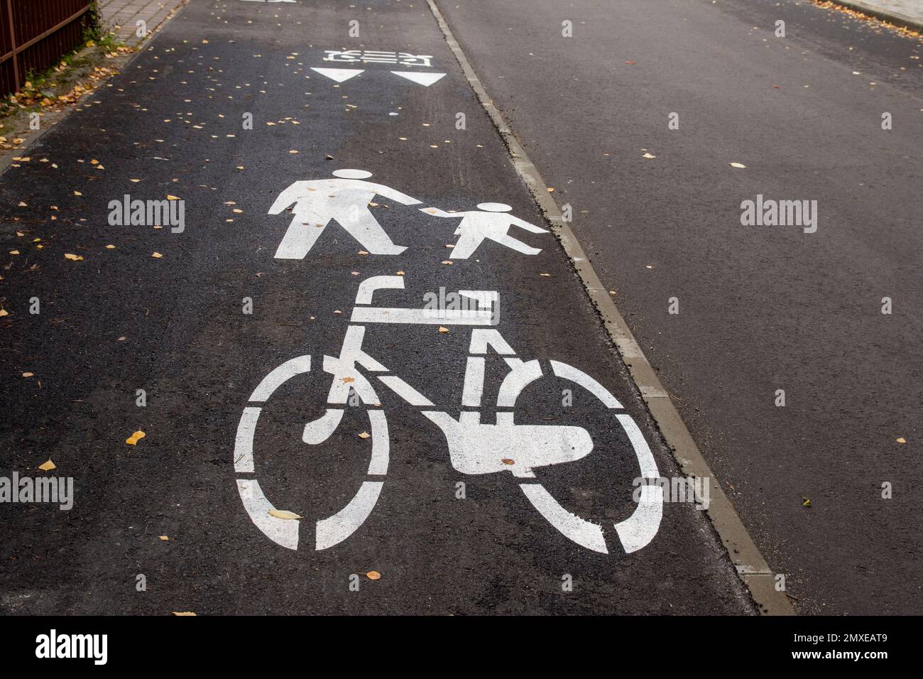 Cartelli di segnalazione bianchi orizzontali per biciclette, pedoni e  veicoli Foto stock - Alamy