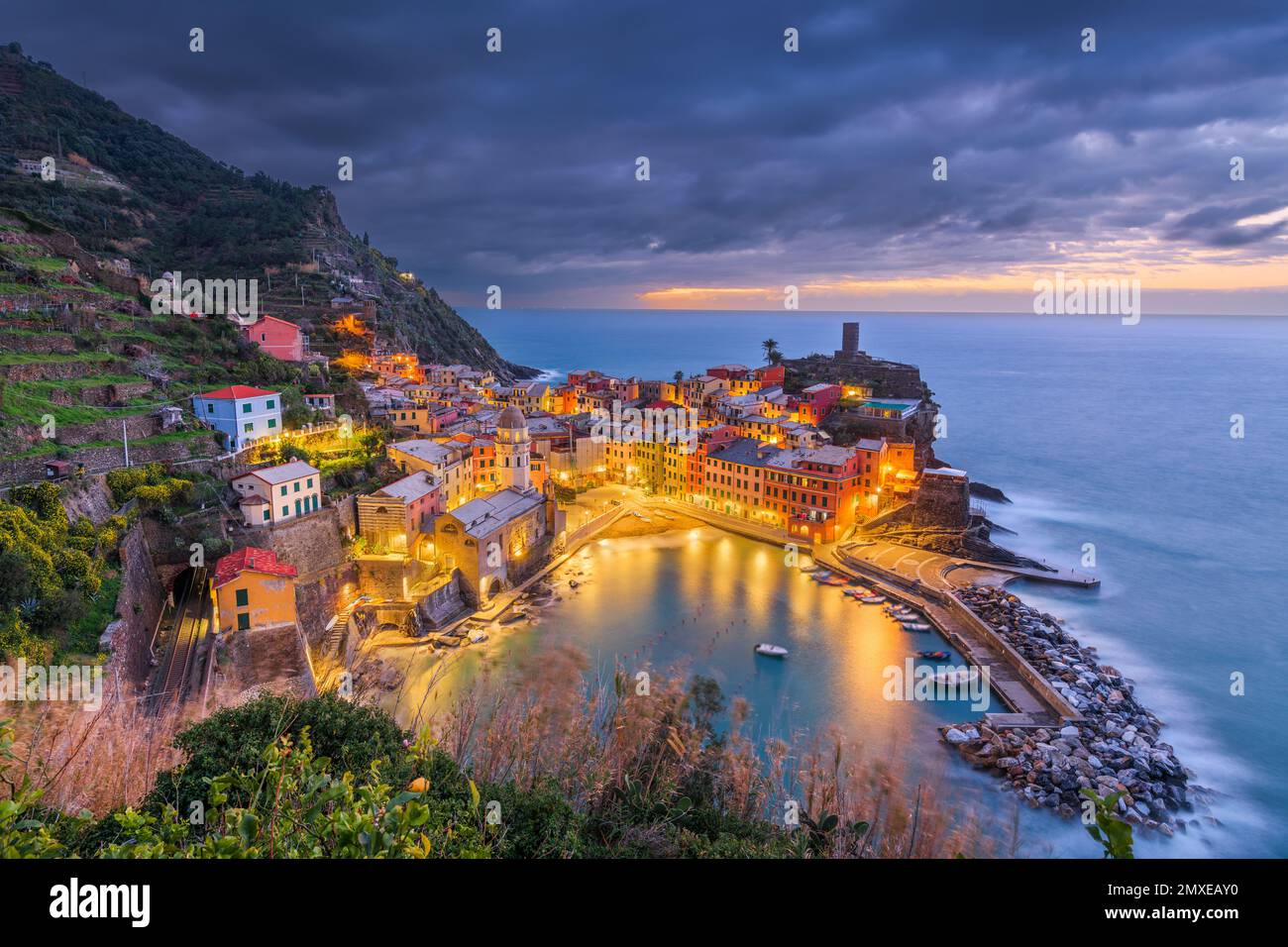 Vernazza, la Spezia, Liguria, Italia nelle cinque Terre all'alba. Foto Stock