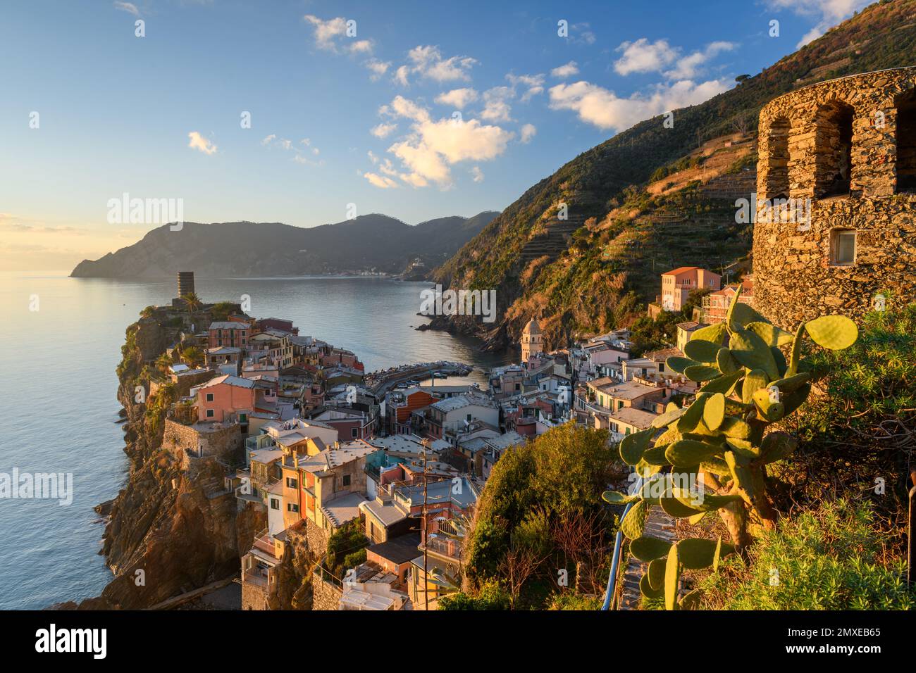 Vernazza, la Spezia, Liguria, Italia nel pomeriggio nelle cinque Terre. Foto Stock