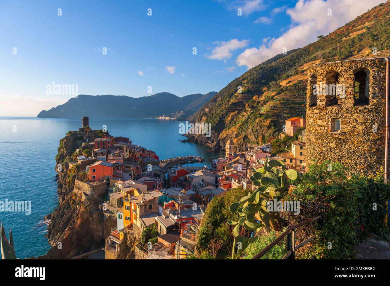 Vernazza, la Spezia, Liguria, Italia nel pomeriggio nelle cinque Terre. Foto Stock