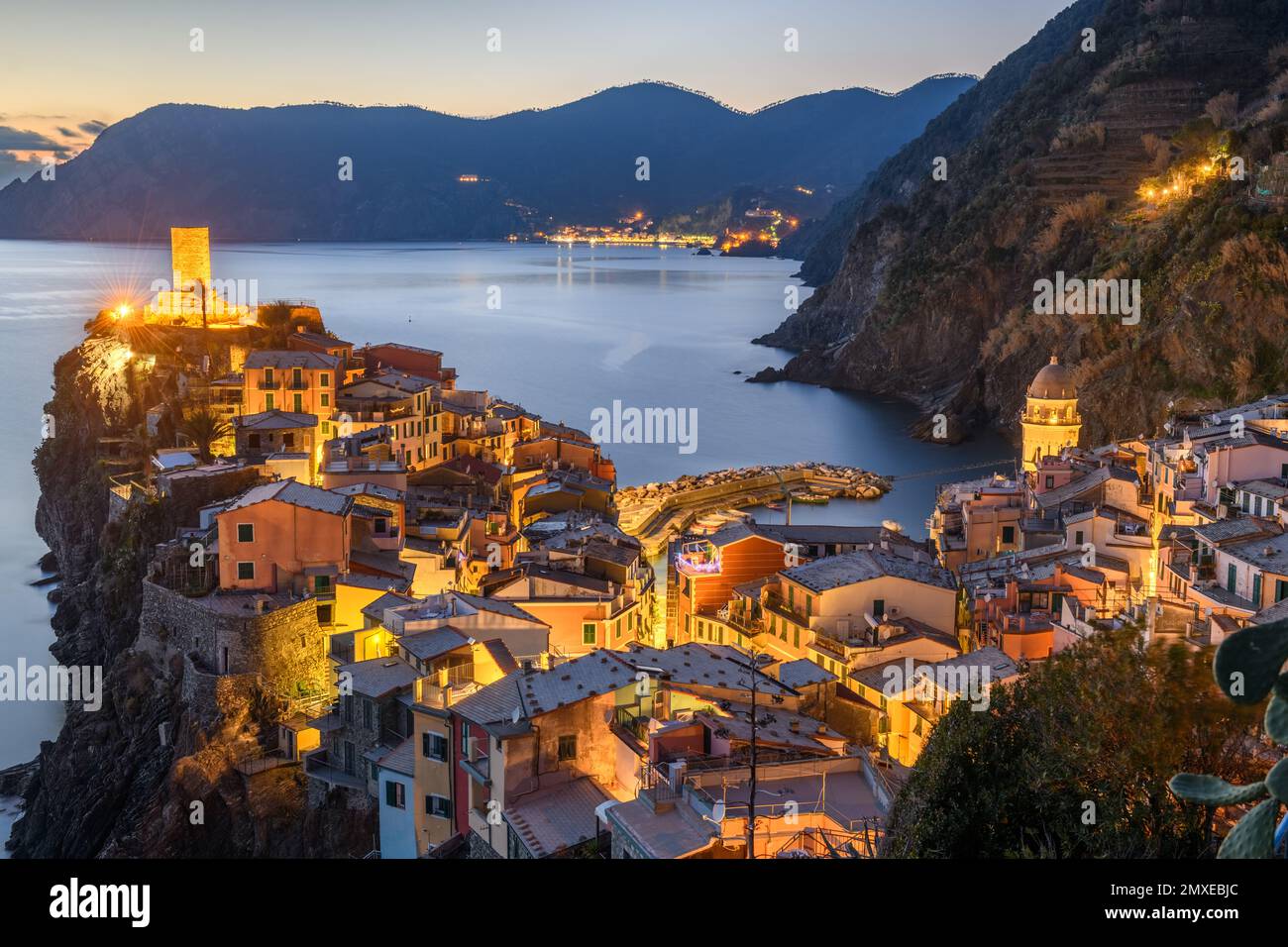 Vernazza, la Spezia, Liguria, Italia nella regione delle cinque Terre al tramonto. Foto Stock