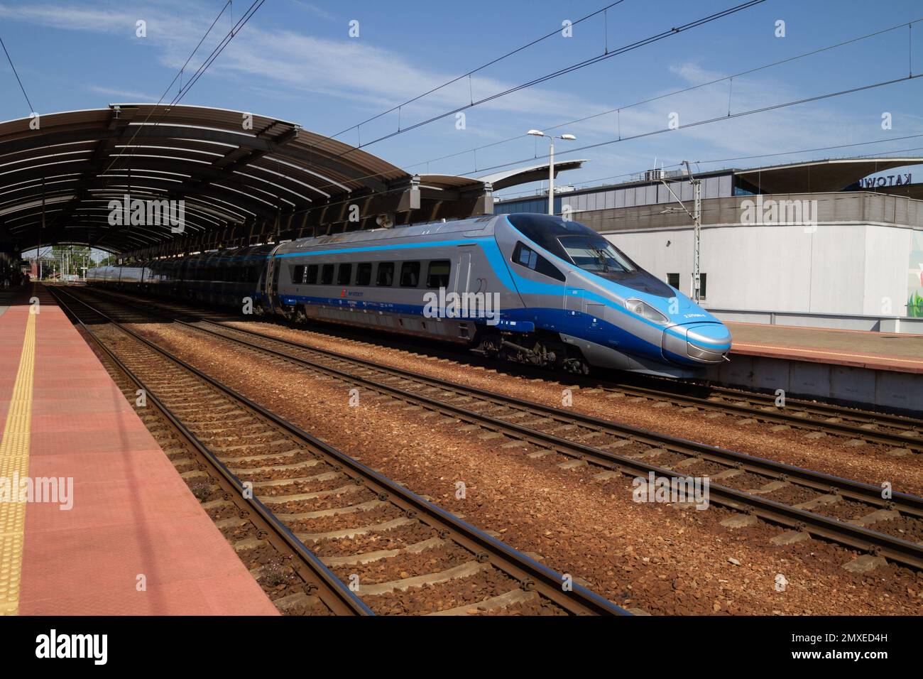 Treno Premium Express Pendolino alla stazione ferroviaria principale di Katowice. Linee ferroviarie statali polacche PKP moderno Alstom EMU250 ad alta velocità in Polonia. Foto Stock