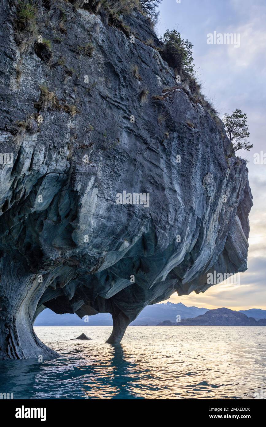 Tour in kayak intorno alle famose grotte di marmo Catedral de Marmol, Capilla de Marmol e il tunnel di marmo subito dopo l'alba - viaggiando in Cile Foto Stock