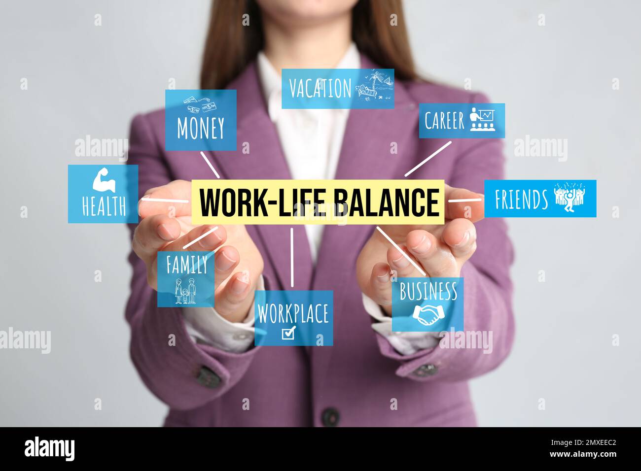 Donna che dimostra il concetto di equilibrio lavoro-vita su sfondo chiaro, primo piano Foto Stock