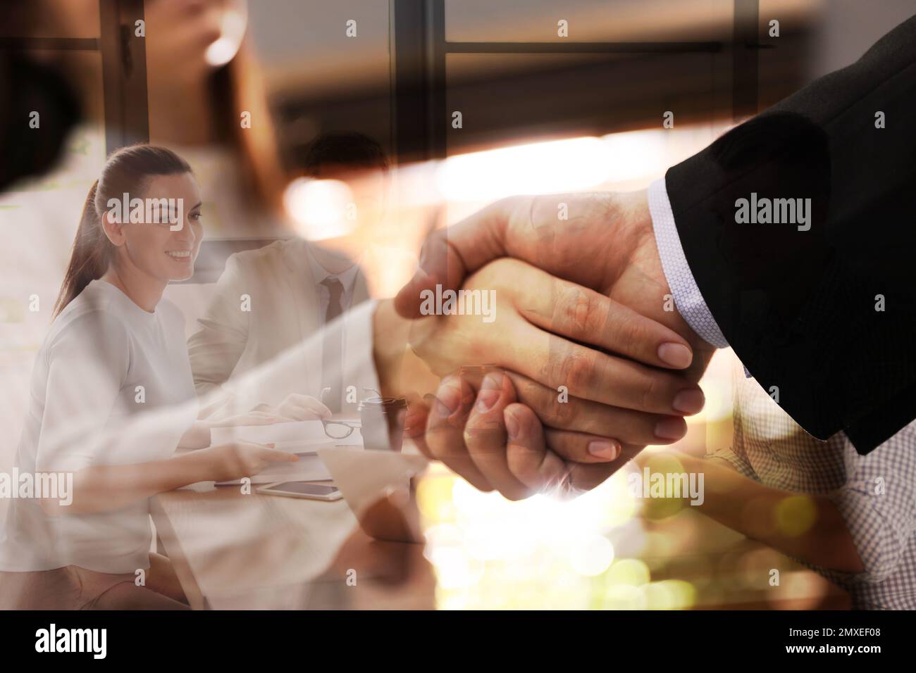 Doppia esposizione dei dipendenti e dei partner aziendali che scuotono le mani in ufficio e in primo piano Foto Stock