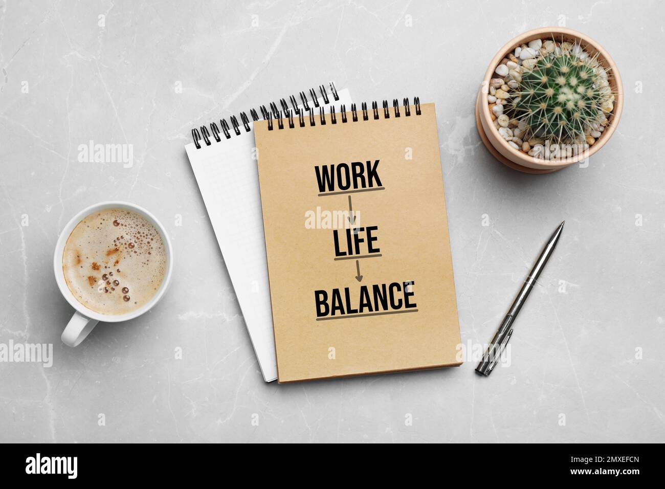 Concetto di equilibrio tra vita lavorativa e vita privata. Composizione piatta con taccuini e tazza di caffè su sfondo grigio Foto Stock
