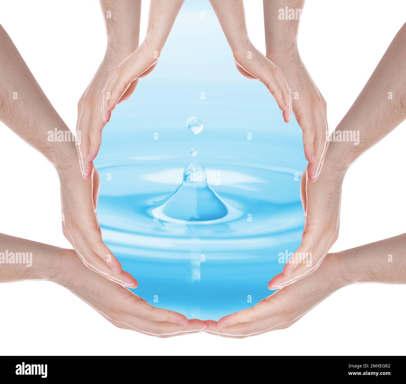 Uomini che formano goccia d'acqua con le mani su sfondo bianco. Protezione ecologica Foto Stock