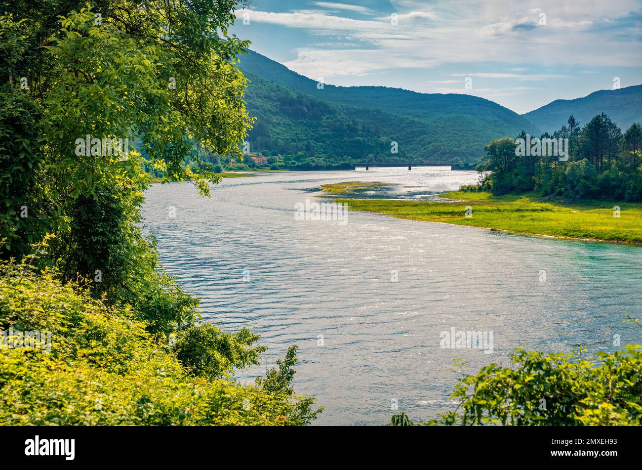 Splendido scenario estivo. Colorata vista mattutina sul fiume Trebisnjica. Scenografica scena estiva di Lastva villaggio posizione, Bosnia-Erzegovina, Europa. Foto Stock