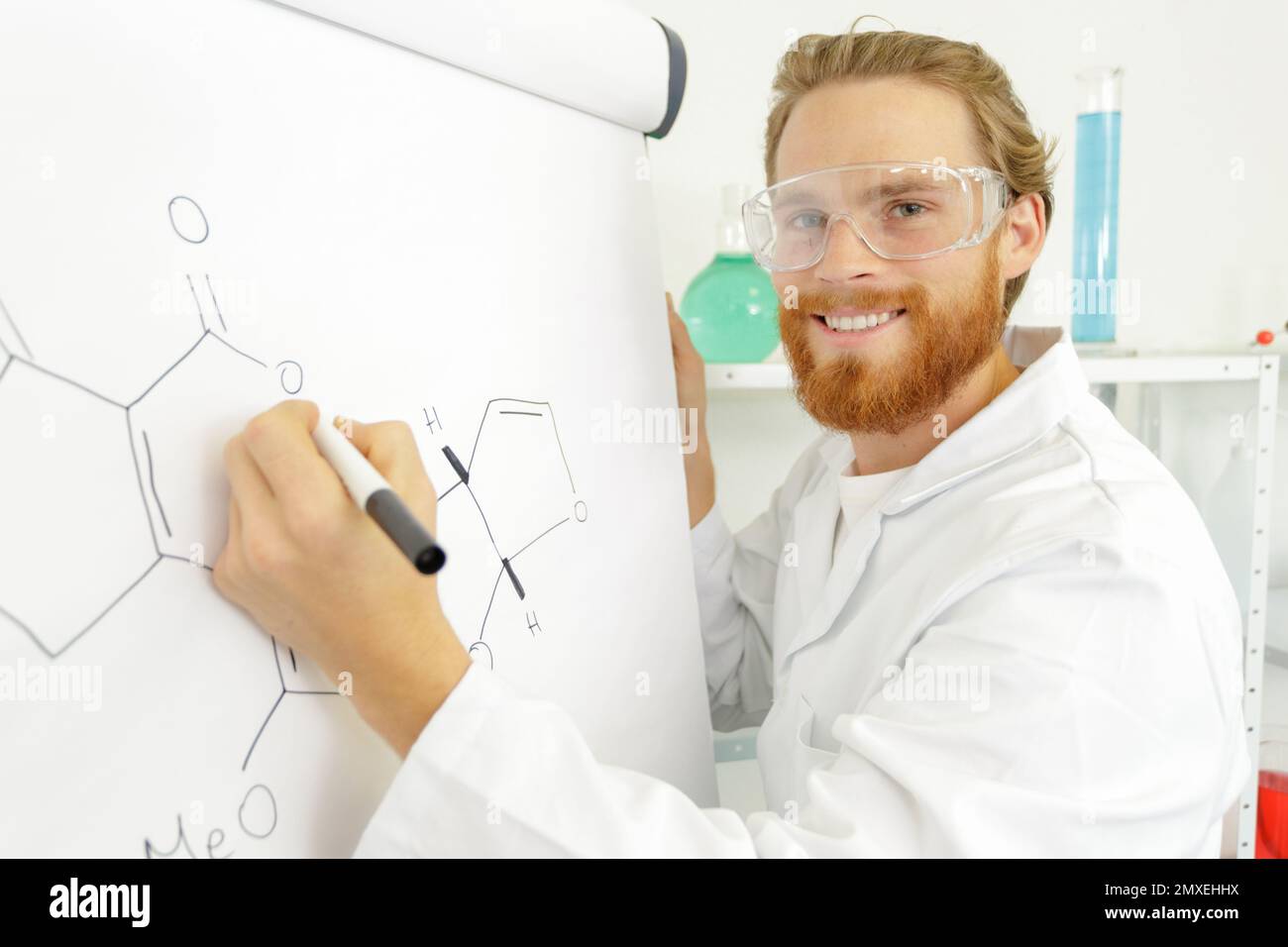 bel giovane uomo che celebra il successo sulla formula Foto Stock