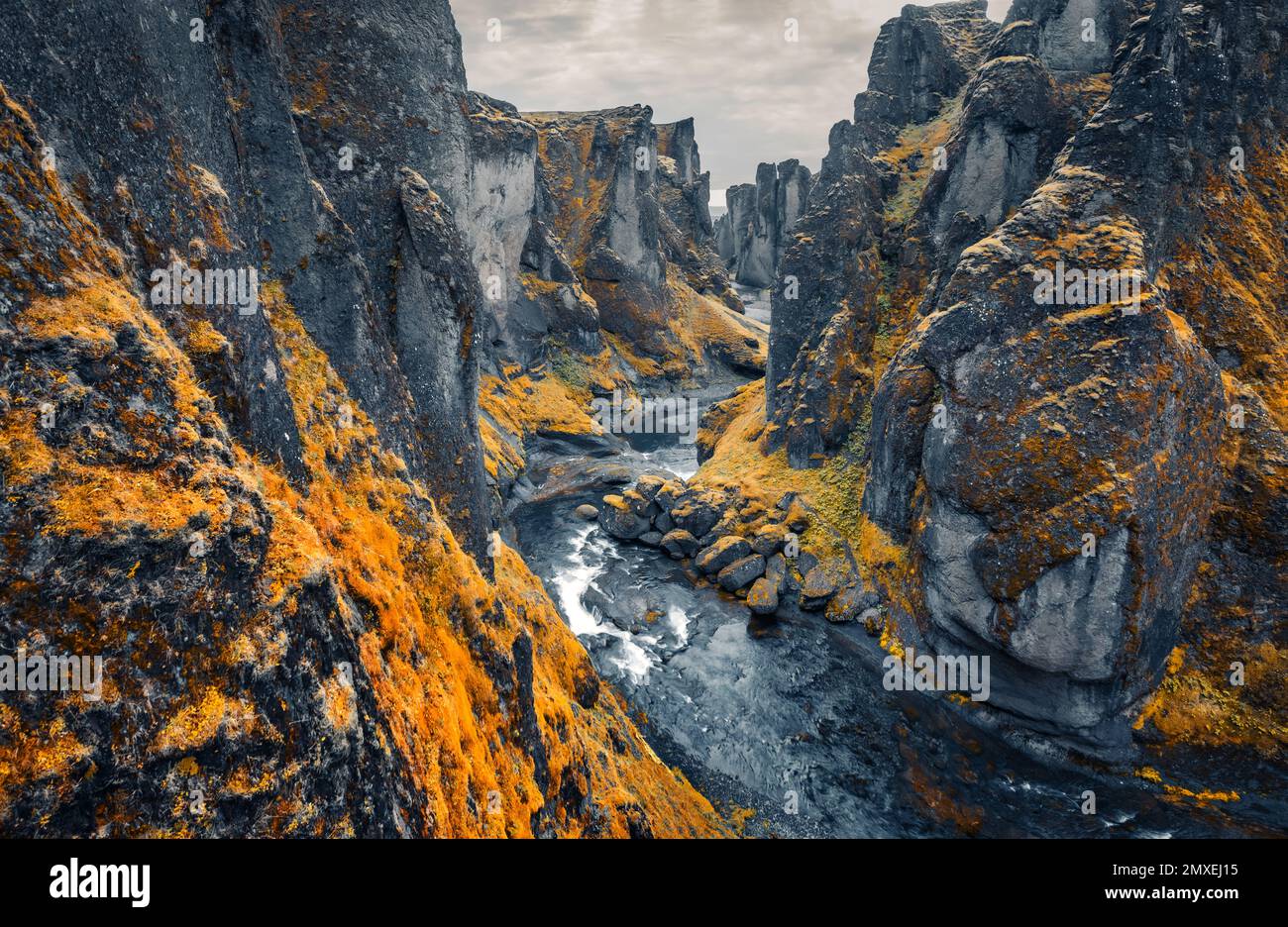 Fotografia aerea di paesaggi. Vista dal drone volante del canyon e del fiume Fjadrargljufur. Drammatica scena autunnale del sud-est dell'Islanda, Europa. Travelin Foto Stock