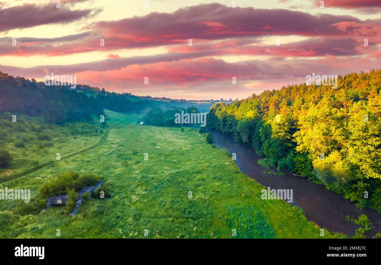 Splendido scenario estivo. Pittoresca vista mattutina del fiume Strypa, Ucraina, Europa. Incredibile paesaggio di campagna Ucraina. Foto Stock