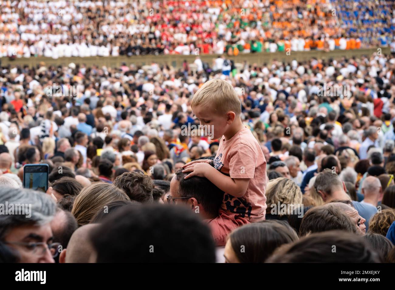 Siena, Italia - 14 2022 agosto: Folla di spettatori e ragazzo al Palio di Siena in Piazza del campo. Foto Stock