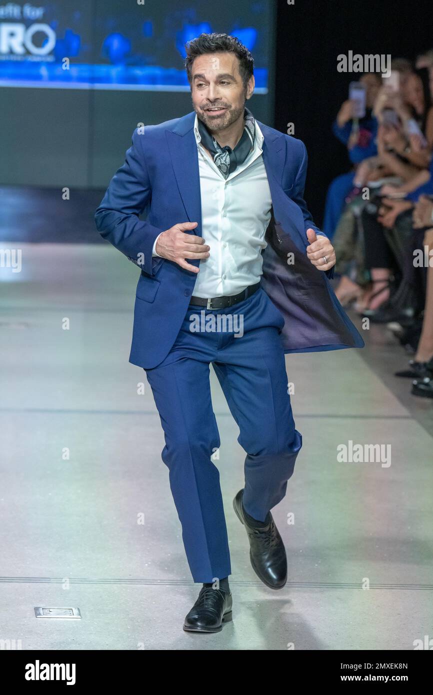 Mario Cantone cammina sulla pista indossando Gustavo Moscoso durante il settimo annuale Blue Jacket Fashion Show presso i Moonlight Studios di New York City. (Foto di Ron Adar / SOPA Images/Sipa USA) Foto Stock
