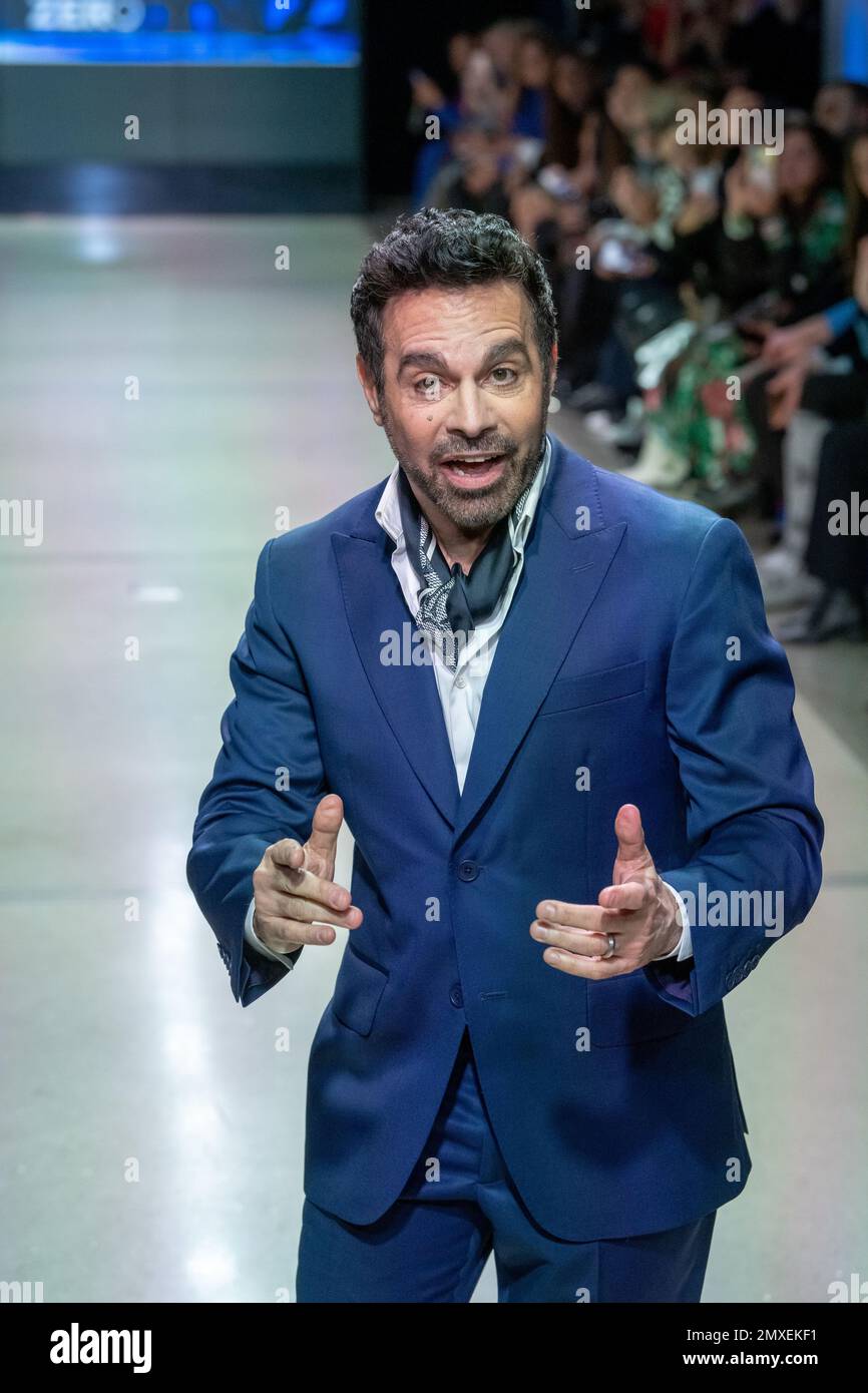Mario Cantone cammina sulla pista indossando Gustavo Moscoso durante il settimo annuale Blue Jacket Fashion Show presso i Moonlight Studios di New York City. (Foto di Ron Adar / SOPA Images/Sipa USA) Foto Stock